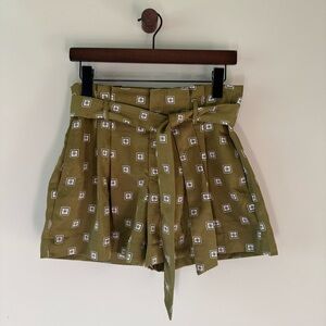 ANN TAYLOR FACTORY OLIVE GREEN PRINT BELTED SHORTS SIZE 2